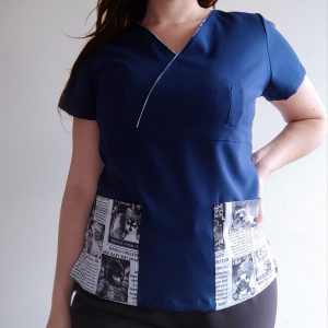 top clínico mujer con diseño de gatos